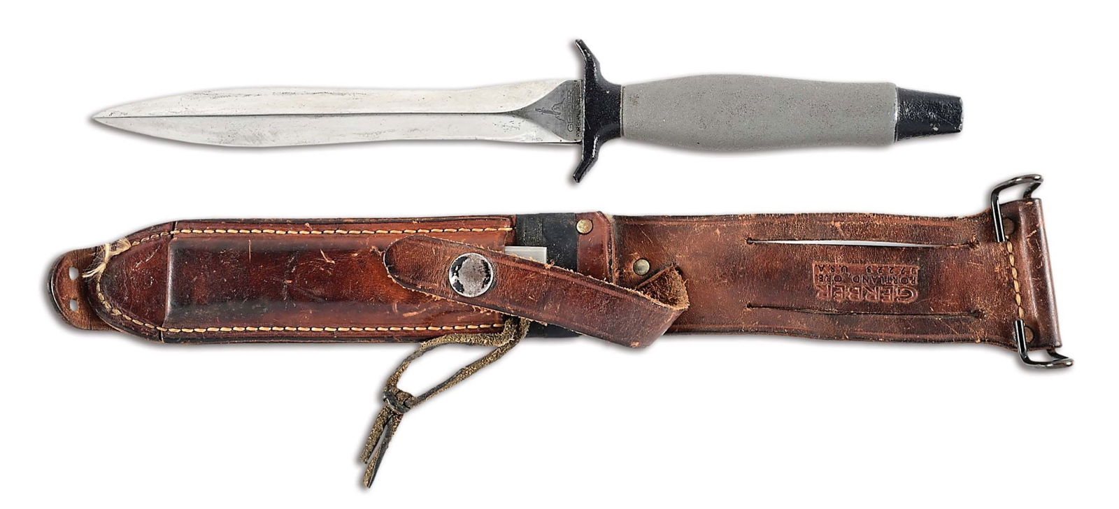 US VIETNAM WAR GERBER MARK II FIGHTING KNIFE.: Great example of a complete Vietnam War Special Forces Gerber fighting knife. The Gerber knife was one of the most coveted and sought after weapons by all Special Forces members, as these knives were