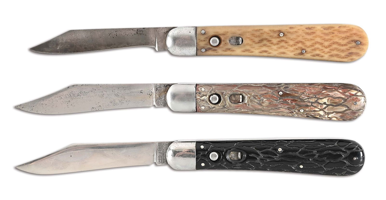 LOT OF 3: PRESTO AUTOMATIC KNIVES.: Lot consists of (A) Marked "GEO. SCHRADE / BRIDGEPORT / CONN.". Jigged bone scales with steel bolsters. Functioning spring. Gray patina. (B) Marked "PRESTO / PAT JAN 30-40 / MADE IN U.S.A.". Wormgroov