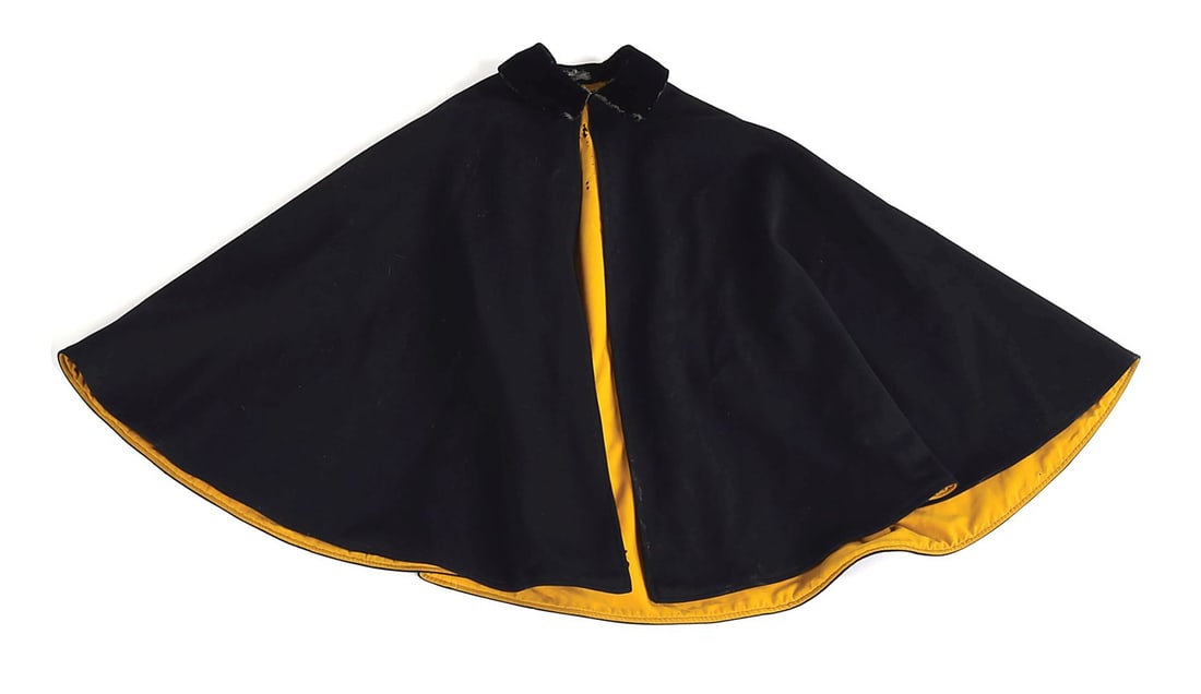 US ARMY M1889 CAVALY OFFICER'S CAPE WITH ID TAG.: US Indian Wars M1889 officer's cape with yellow wool lining and velvet fold over collar. Yellow lining exhibits scattered areas of mothing with 1 interior pocket. Velvet collar with slight wear around