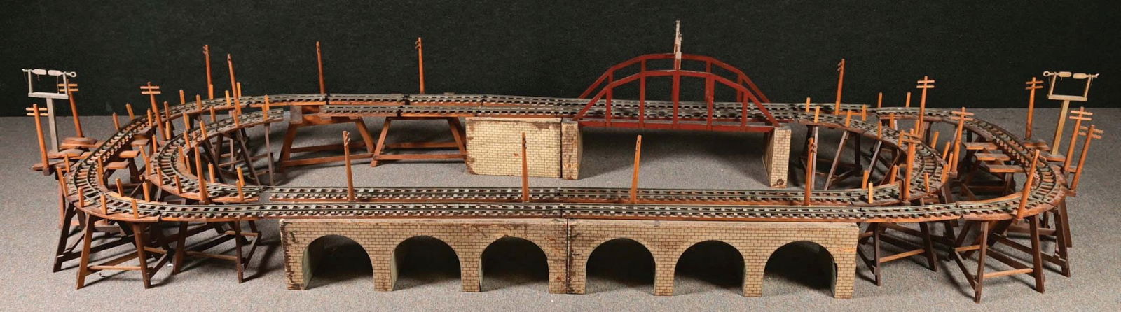 LOT OF 41: VARIOUS TRESTLE TRAIN MARKLIN TRACK SETUP (1 of 6)
