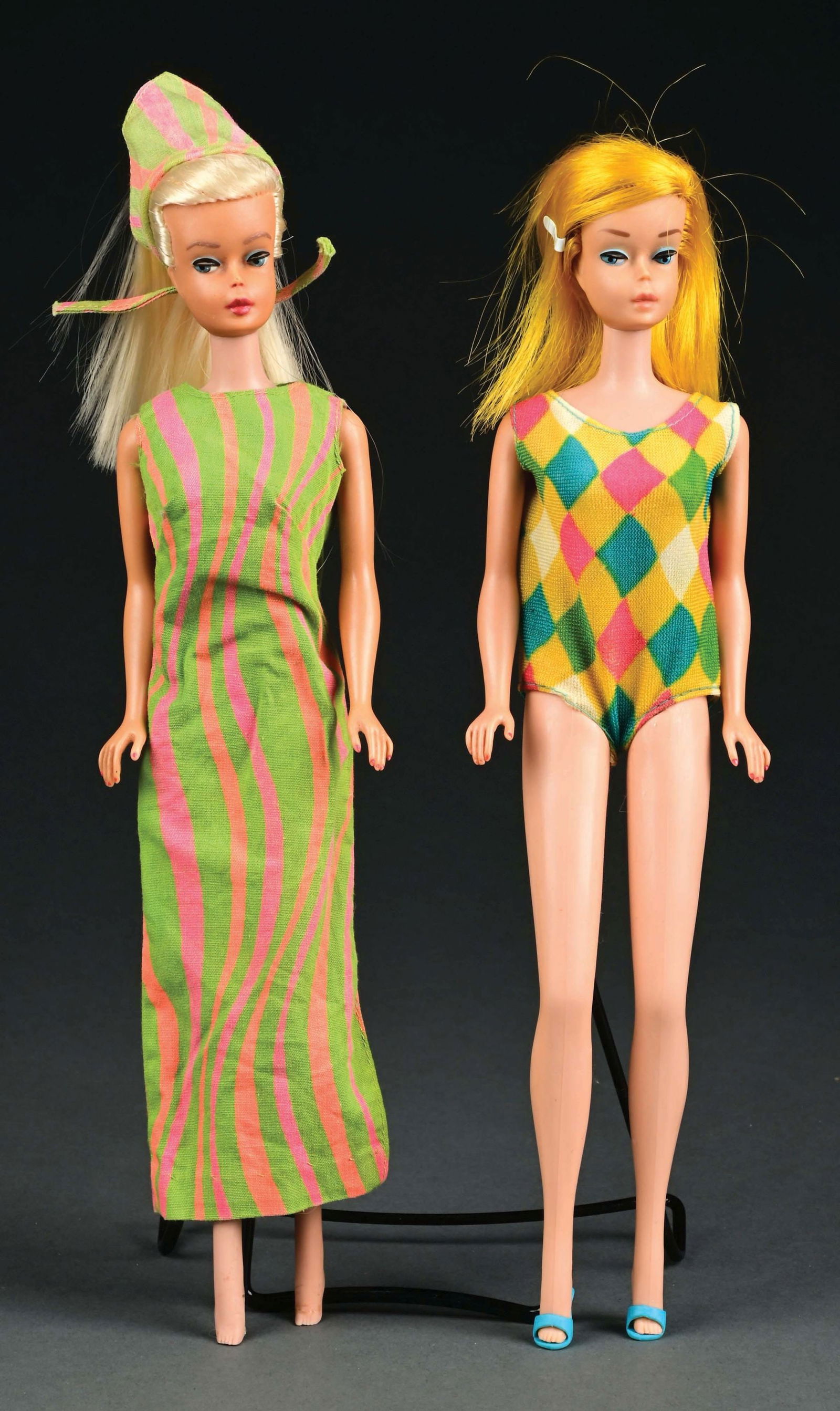 COLOR MAGIC WHITE BLONDE AND BLONDE BARBIES WITH OUTFITS (1 of 4)