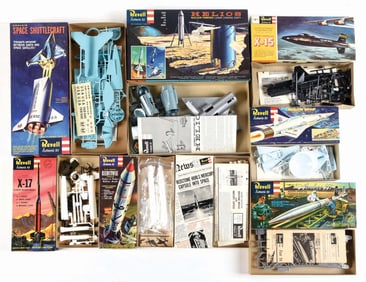 LOT OF 8: VARIOUS VINTAGE & CONTEMPORARY REVELL SPACE-RELATED MODEL KITS IN ORIGINAL BOXES