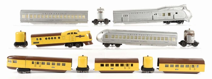 LOT OF 2: GROUPING OF LIONEL STREAMLINERS