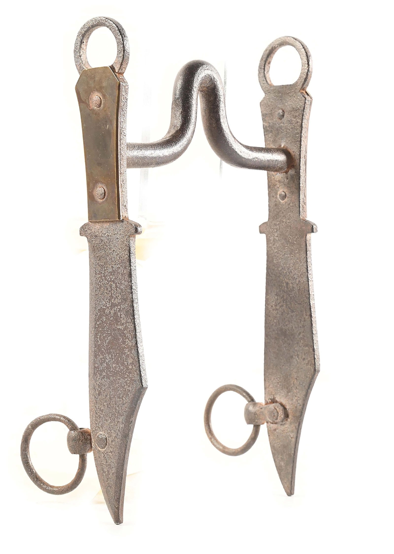 ANTQUE BLACKSMITH MADE IRON BOWIE KNIFE HORSE BIT.: Interesting and very unusual hand forged iron bit with high port mouthpiece. Fantastic cheeks forged to look like clip point Bowie knives with brass plate slab handles. CONDITION: Very good and useabl