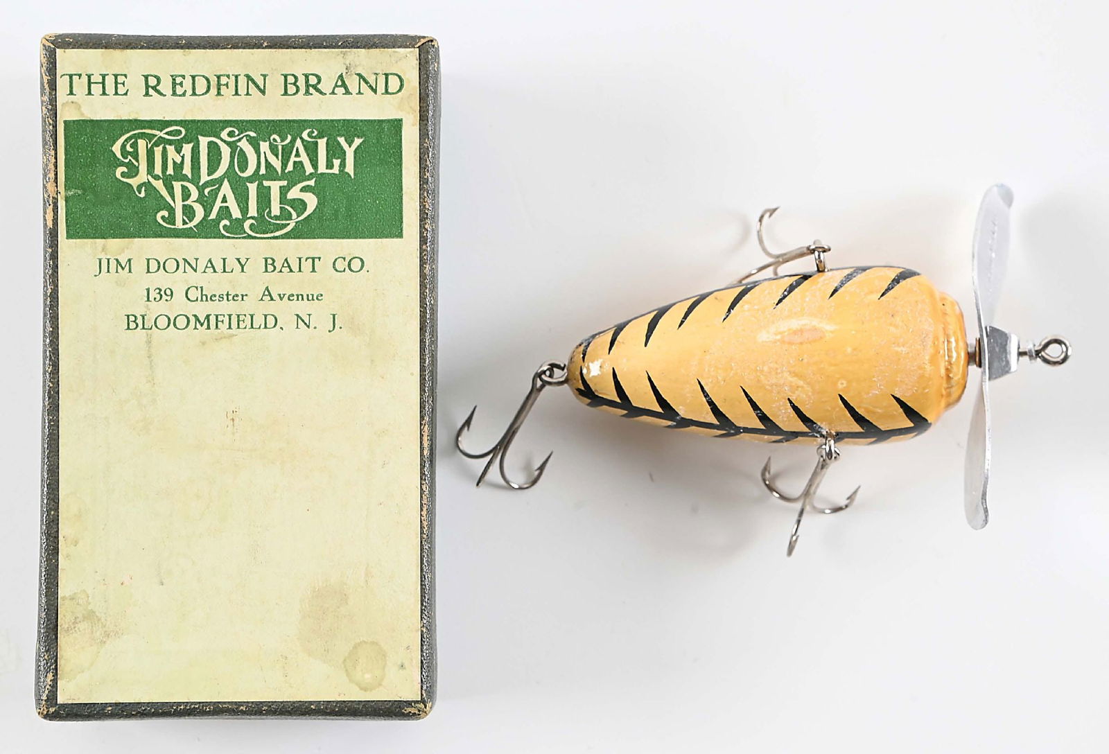 JIM DONALY SPINNERED REDFIN FLOATER IN BOX: 2 - 3/4" Length. Very tough to find in a higher grade such as this example and coming in its Redfin Brand box. The bait is very clean with bright & shiny hardware, and appears unfished. The unique Don