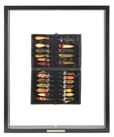 HEDDON C. 1919 SALESMAN DISPLAY CASE WITH 24 BAITS