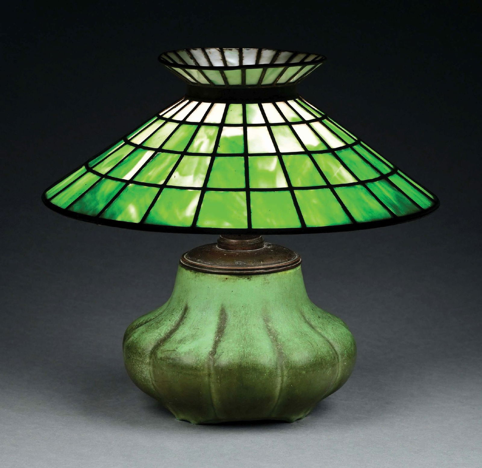 ARTS & CRAFTS LEADED GLASS LAMP ON HAMPSHIRE POTTERY BASE (1 of 9)