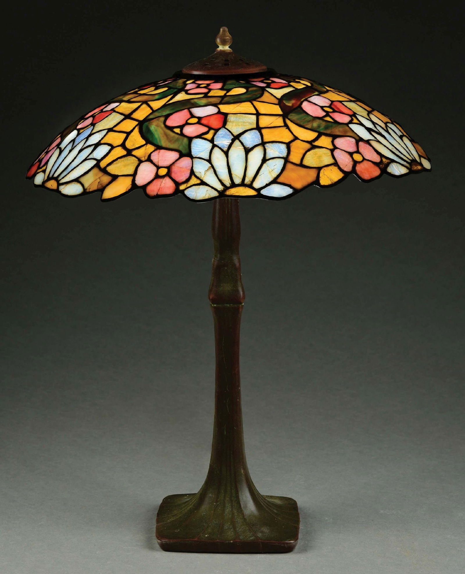 HANDEL TABLE LAMP W/ EARLY AMERICAN LEADED GLASS SHADE (1 of 9)