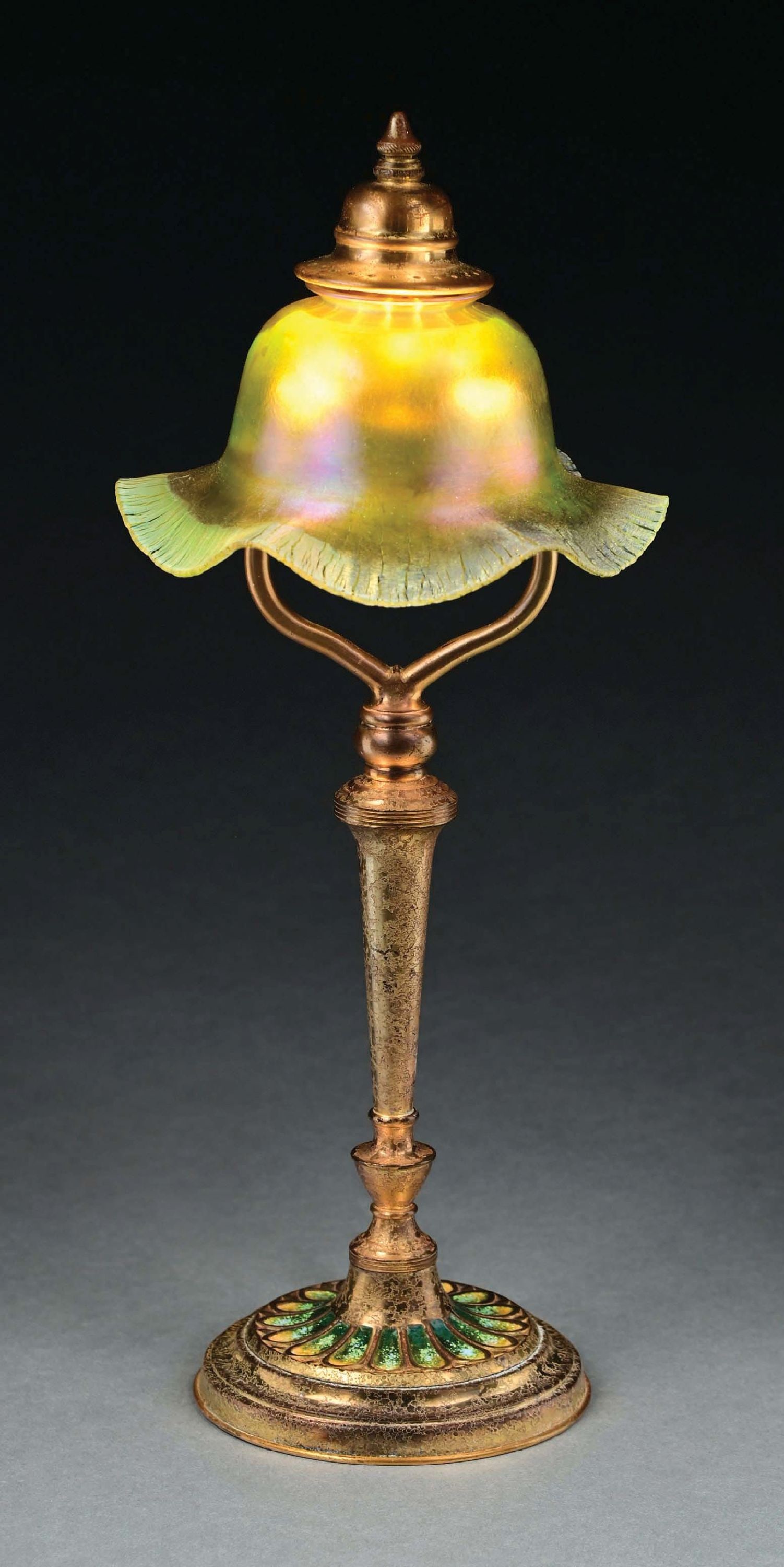TIFFANY STUDIOS BRONZE & ENAMEL DESK LAMP W/ QUEZAL ART GLASS SHADE (1 of 7)