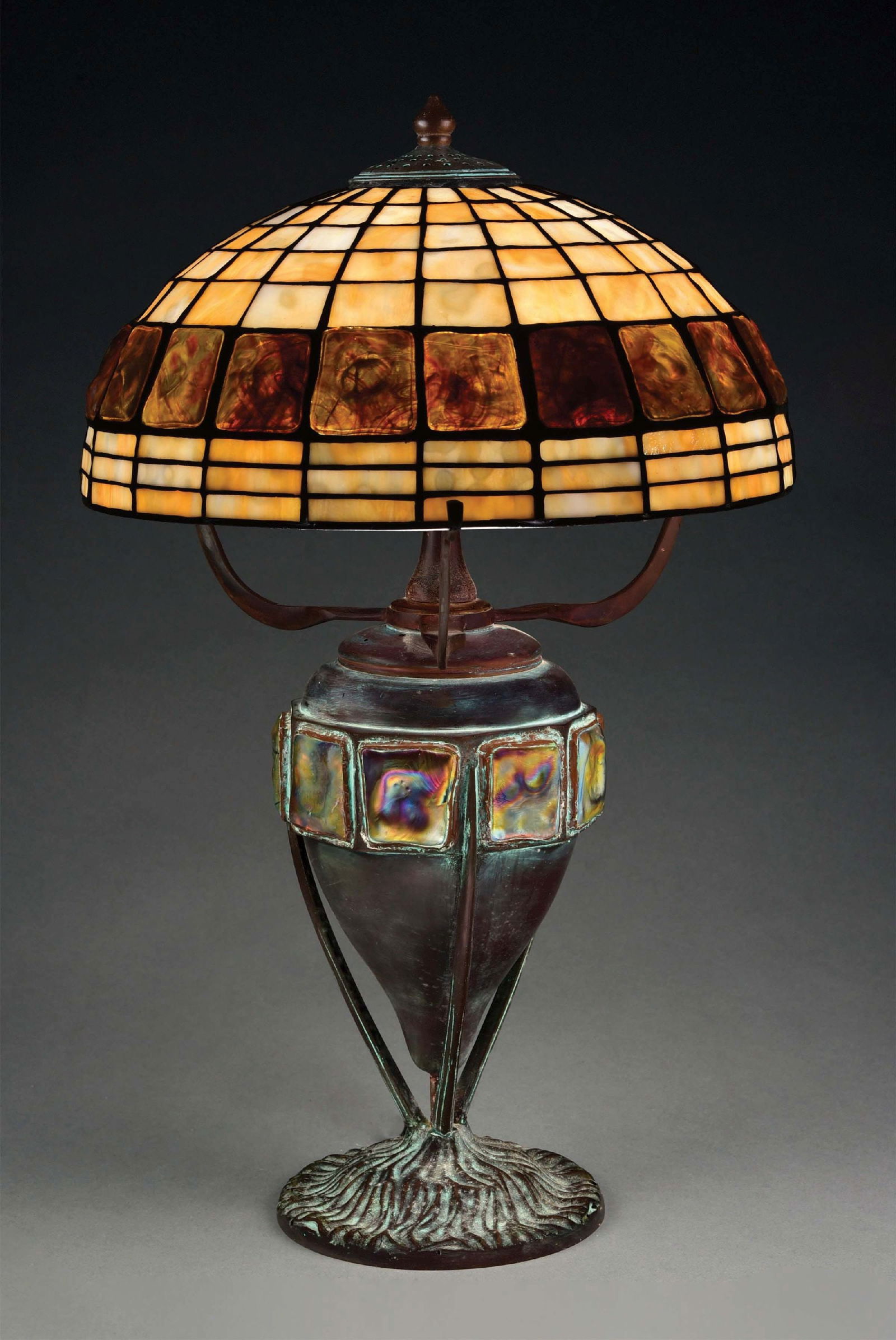 TIFFANY STYLE TURTLEBACK LEADED GLASS TABLE LAMP ON TURTLEBACK BASE (1 of 7)