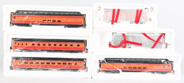 Lot of 5: MTH Southern Pacific & NYC Trains.: Contemporary. Includes one New York Central F-3 B-Units, non-powered, Southern Pacific two car sleeper/diner, Southern Pacific auxiliary water tender, Southern Pacific Vista Dome passenger car (ribbed