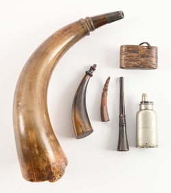 LOT OF VARIOUS POWDER HORNS AND FLASKS.