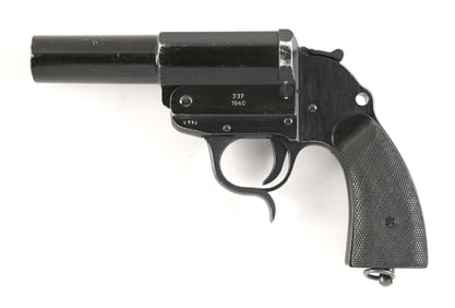 GERMAN WWII LP34 SIGNAL FLARE PISTOL WITH HOLSTER AND FLARES.
