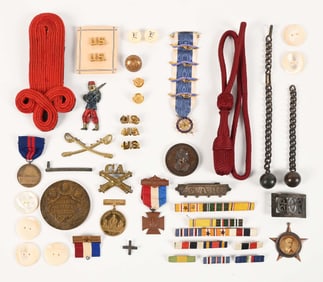 LOT OF MISCELLANEOUS US MILITARY INSIGNIA.