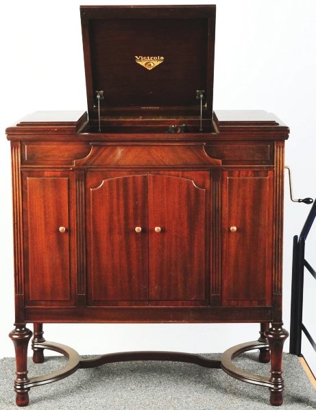 Victor Victrola Record Machine.: Style: "VV - 4 - 40 9620". Appears to be complete. Case is in wonderful condition. Condition (Excellent). Size 36" x 19".