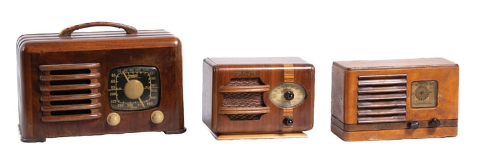COLLECTION OF 3 WOOD TABLE RADIOS
