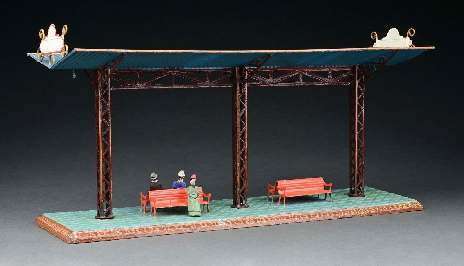 MARKLIN STATION PLATFORM: CONDITION: Near mint with three original figures. Item Dimensions: 19 - 3/4" x 7" x 9 - 1/2".