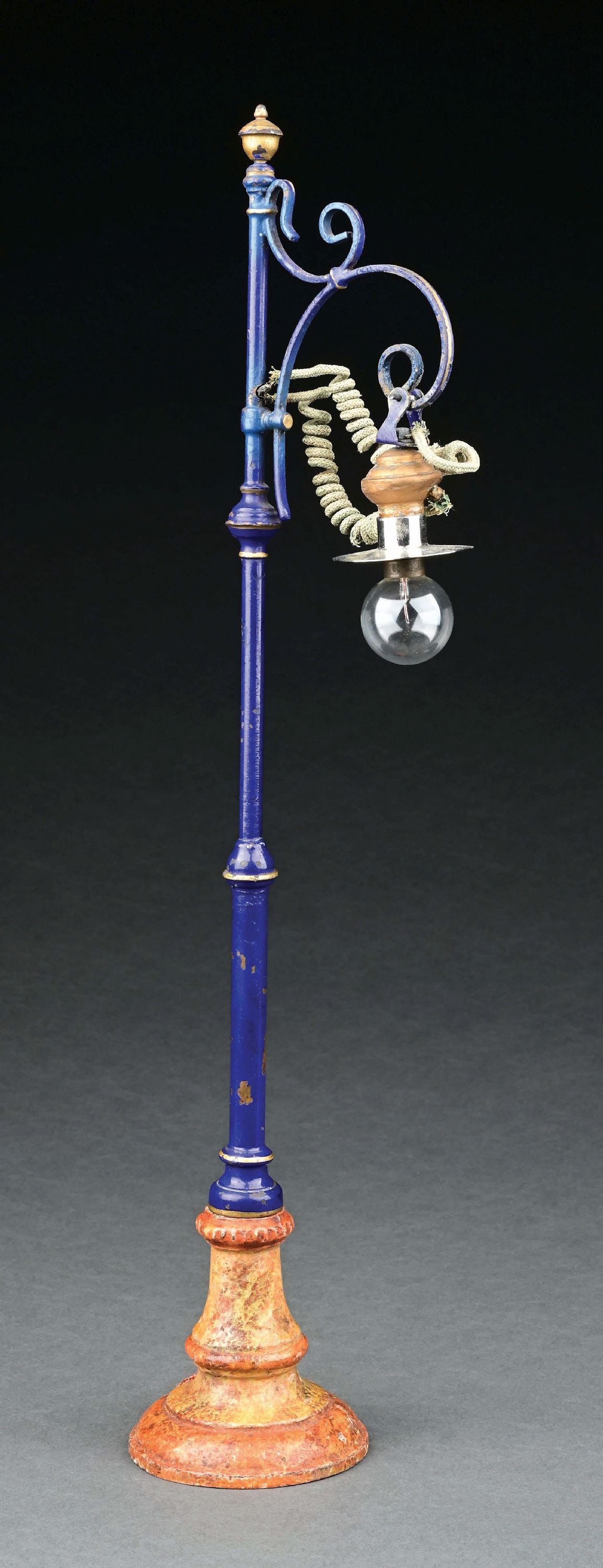 MARKLIN CAT. REF. 3452 HAND-PAINTED SINGLE-ARM LAMP POST: CONDITION: Excellent. Item Dimensions: 18" T.