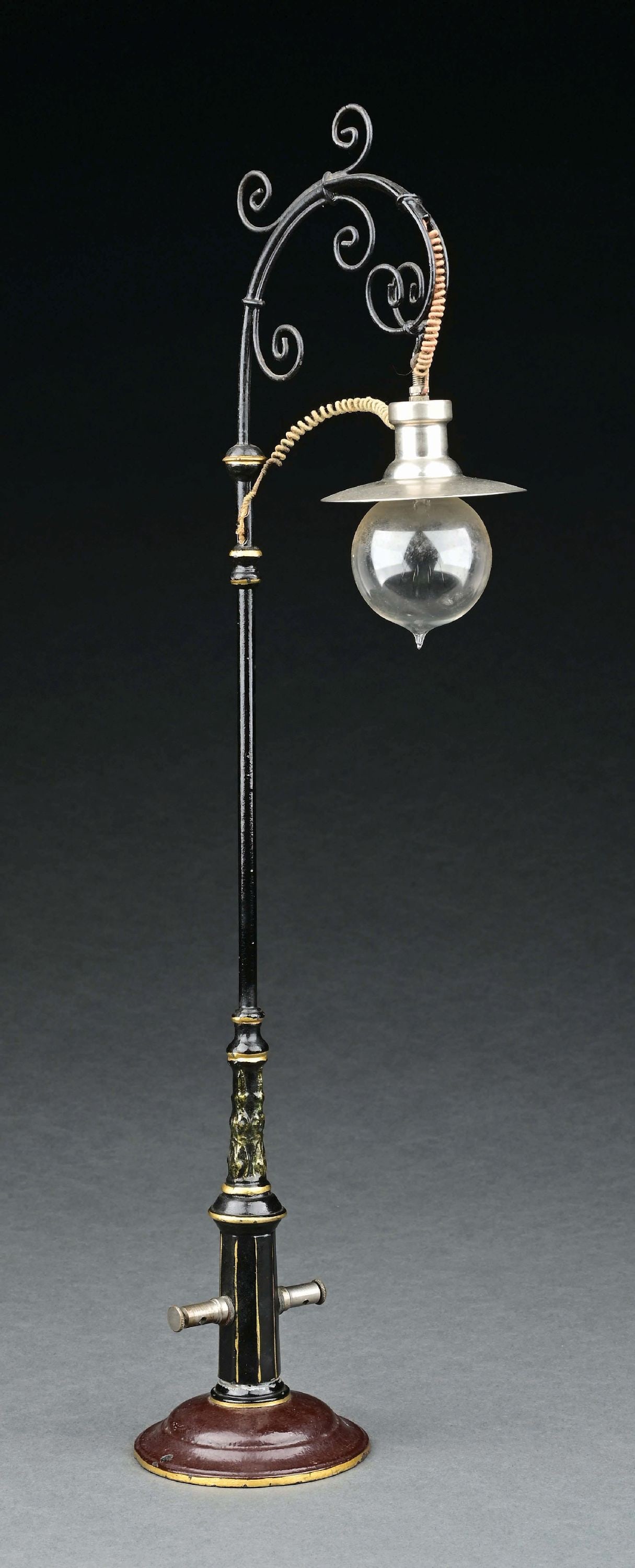 MARKLIN CAT. REF. 3450 HAND-PAINTED ELECTRIC LAMP POST: CONDITION: Near mint. Item Dimensions: 18" T.