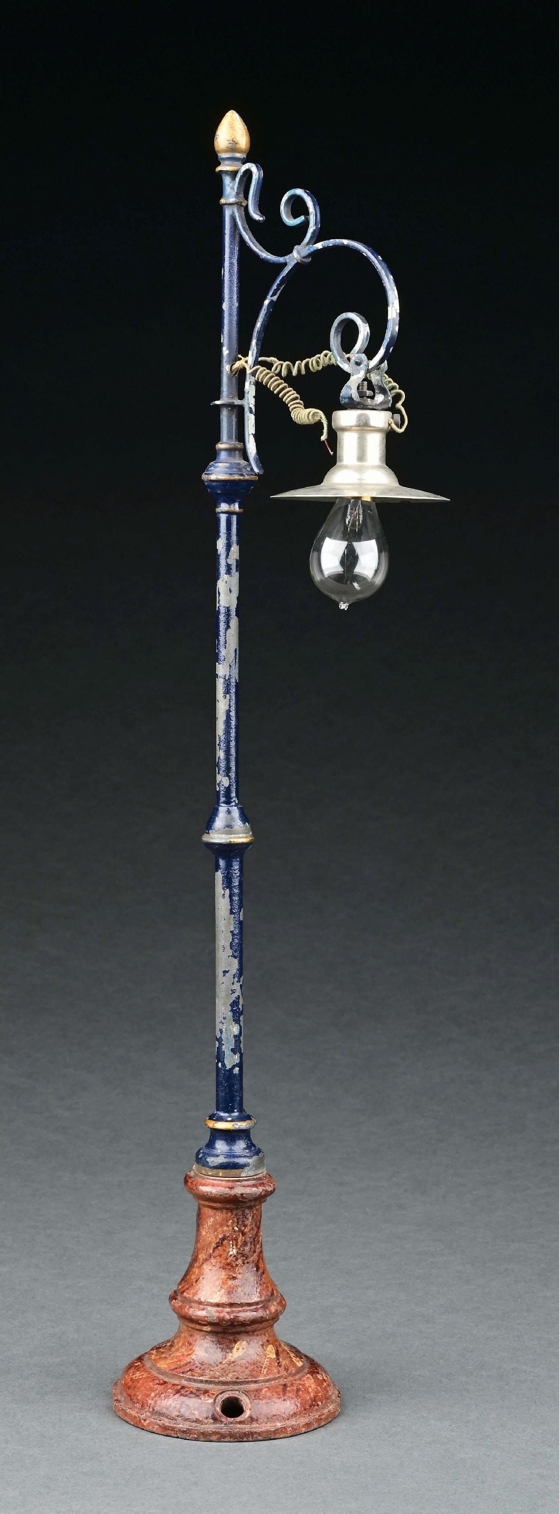 MARKLIN CAT. REF. 3452 HAND-PAINTED LAMP: CONDITION: Very good condition. Item Dimensions: 18" x 4".