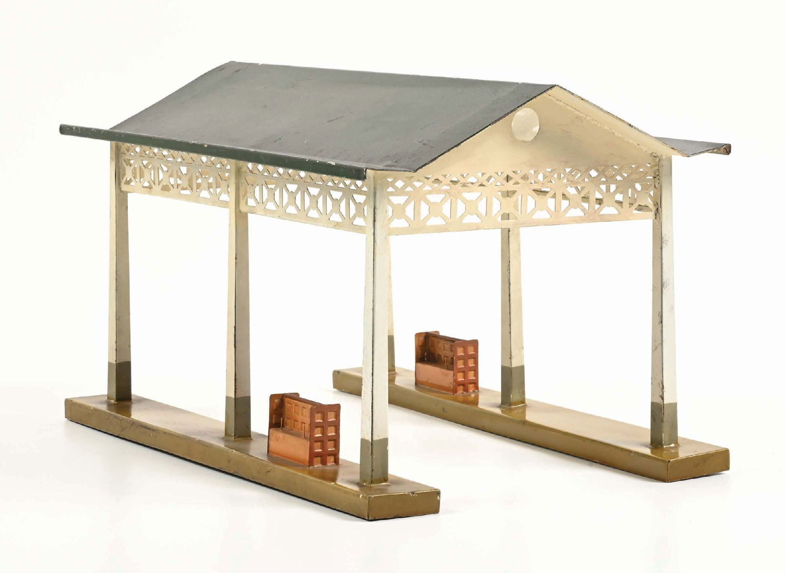 MARKLIN TRAIN SHED: Complete and all original. It has some scratches and paint chips, very good condition. Condition: (Very Good). Dimensions: 10" x 15-1/2" x 9-1/2".