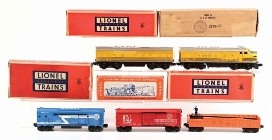 LOT OF 5: VARIOUS LIONEL TRAIN CARS AND ENGINE IN BOX