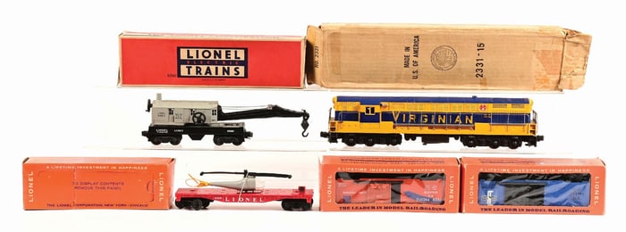 LOT OF 5: VARIOUS LIONEL TRAIN CARS AND ENGINE IN BOX