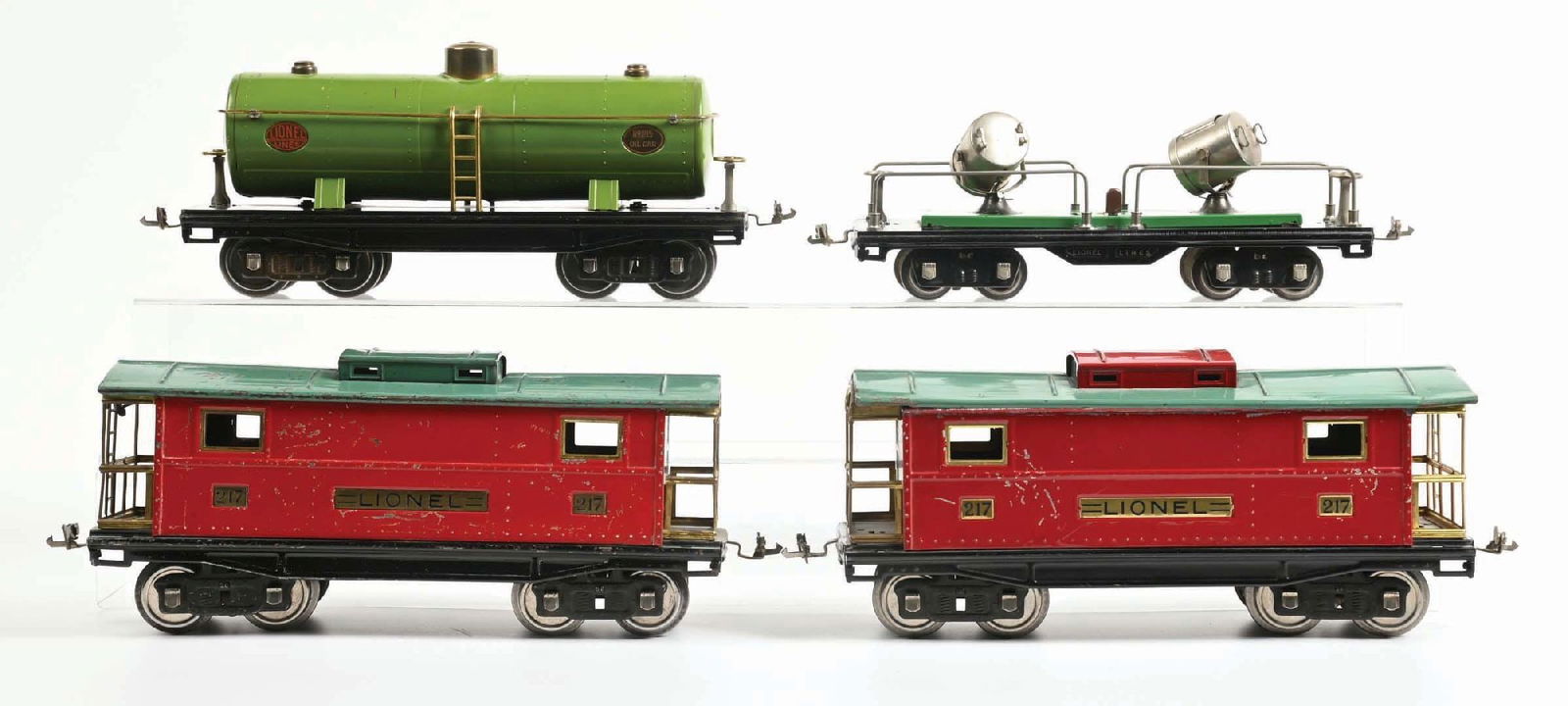LOT OF 4: LIONEL OIL CAR, SEARCH LIGHT, AND CABOOSES (1 of 2)