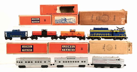 LOT OF 8: VARIOUS LIONEL TRAIN CARS AND ENGINE IN BOX