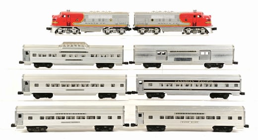 LOT OF 8: LIONEL TRAINS SANTA FE ENGINES AND CARS