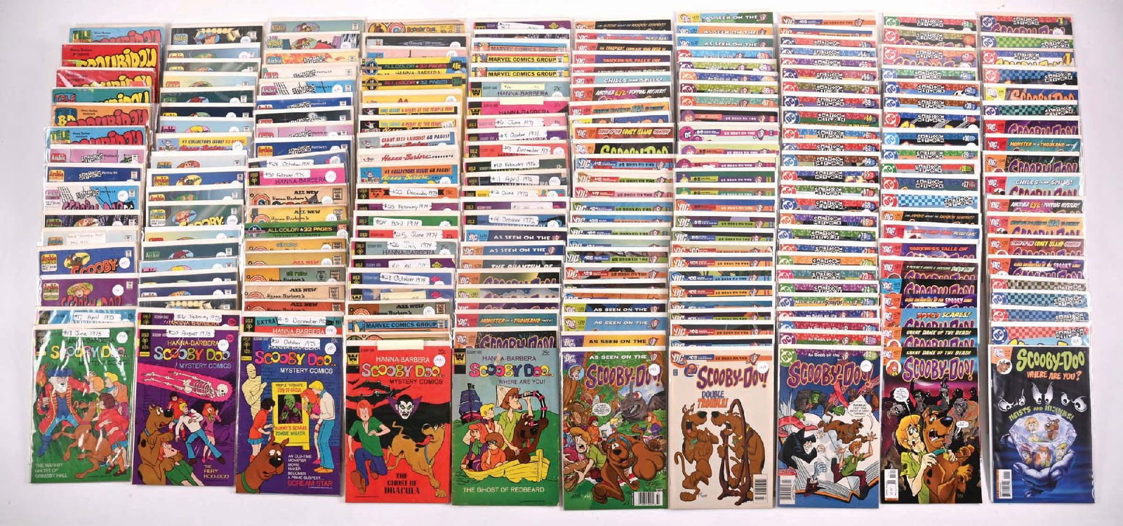 LOT OF OVER 200 VARIOUS CONTEMPORARY COMIC BOOKS (1 of 1)