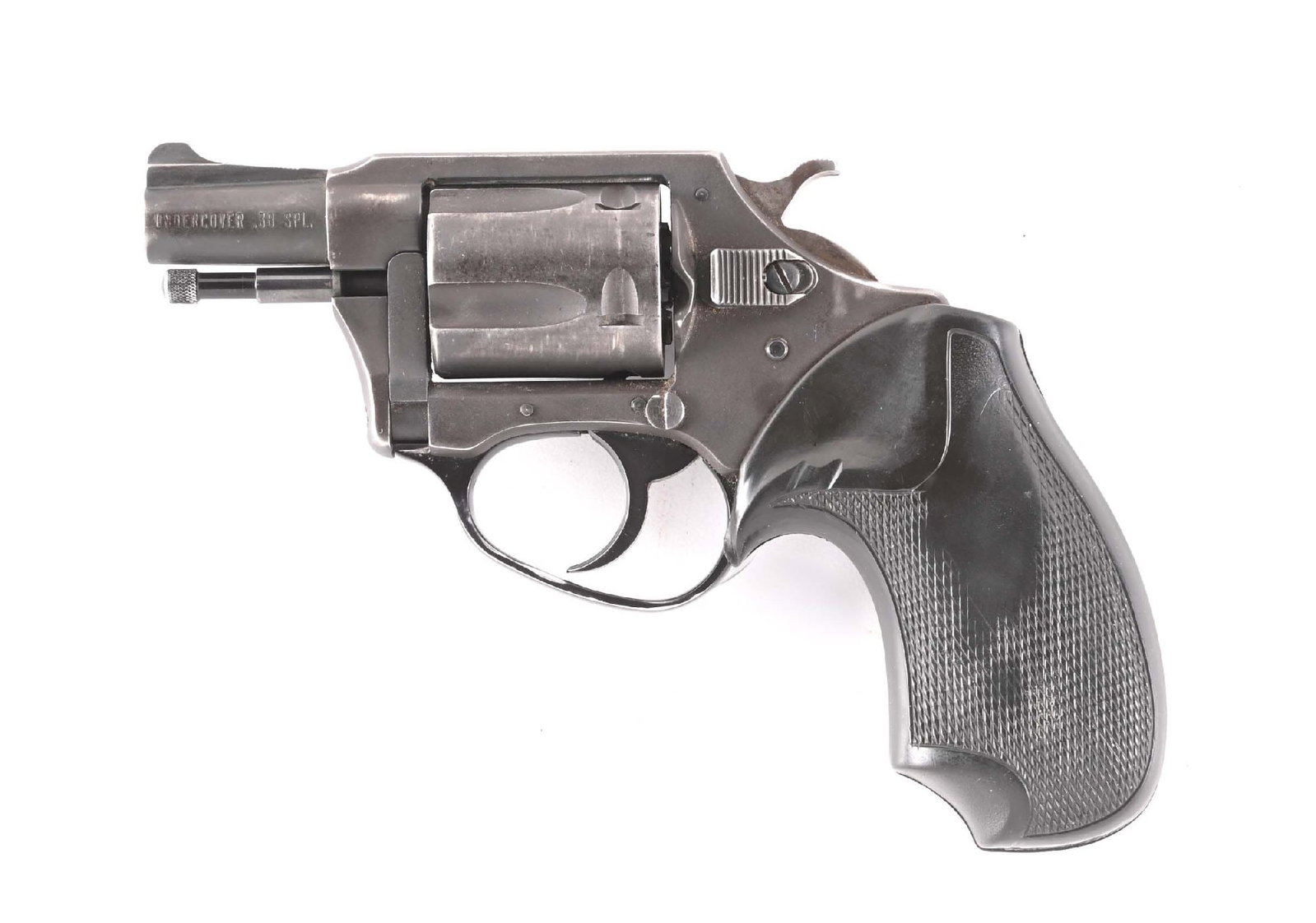 (M) CHARTER ARMS UNDERCOVER DOUBLE ACTION REVOLVER.: Matte blue finish and sports a set of rubber aftermarket grips. CONDITION: Fine. Shows overall high edge and holster wear. The action works correctly. The bore is bright. Barrel Length: 2" Caliber/Bor