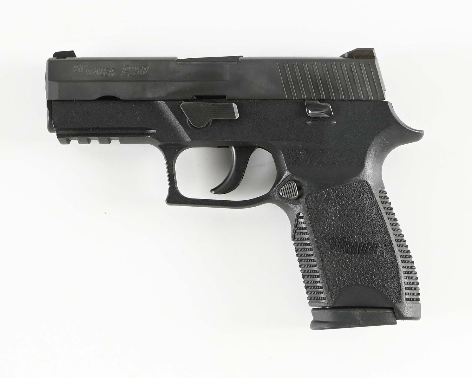 (M) SIG SAUER P250 .40 S&W SEMI-AUTOMATIC PISTOL WITH CASE.: Standard configuration with white dot combat type sights. Come in case with paperwork. CONDITION: Excellent. Barrel shows some slide wear and there are a couple minor handling marks only. Bore is brig