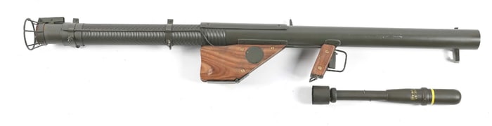 REPLICA US WWII M1A1 BAZOOKA WITH INERT ROCKET.