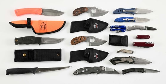 LARGE LOT OF MISCELLANEOUS POCKET AND HUNTING KNIVES.