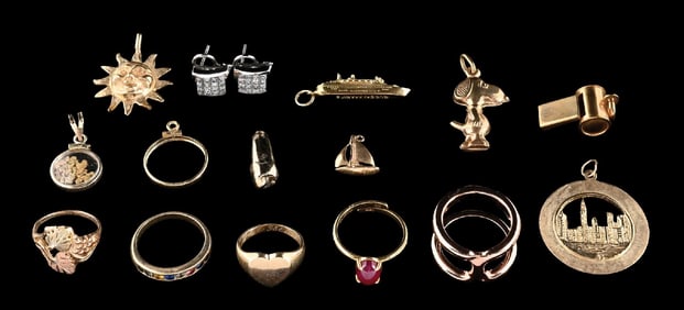 LOT OF 16: VARIOUS GOLD RINGS, CHARMS & EARRINGS