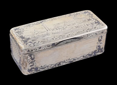 A RUSSIAN SILVER NIELLOED SNUFF BOX