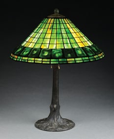 20TH CENTURY TIFFANY-STYLE TURTLEBACK LEADED GLASS TABLE LAMP