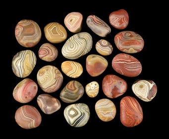 LOT OF 24: EXQUISITE CHINESE AGATE GROUP
