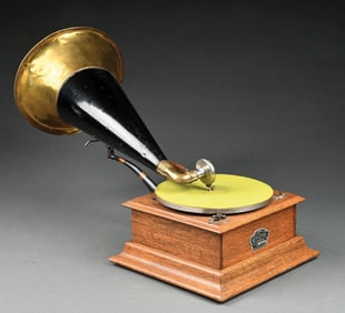 BERLINER GRAM-O-PHONE MODEL NO. F692 PHONOGRAPH