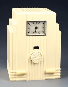 1933 AIR KING MODEL 52 PLASKON RADIIO IN WHITE