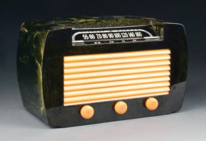 STEWART WARNER MODEL 62T36 IN BLACK/GREEN CATALIN RADIO