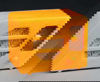 UNIVERSAL RADIO DEMURE-SIZED CATALIN RADIO IN BUTTERSCOTCH