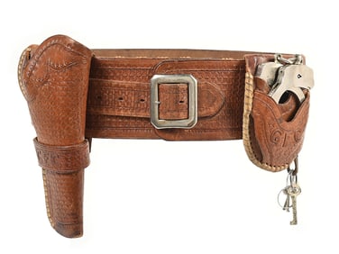 VINTAGE POLICE HOLSTER & BELT RIG WITH COLT CUFFS AND KEYS