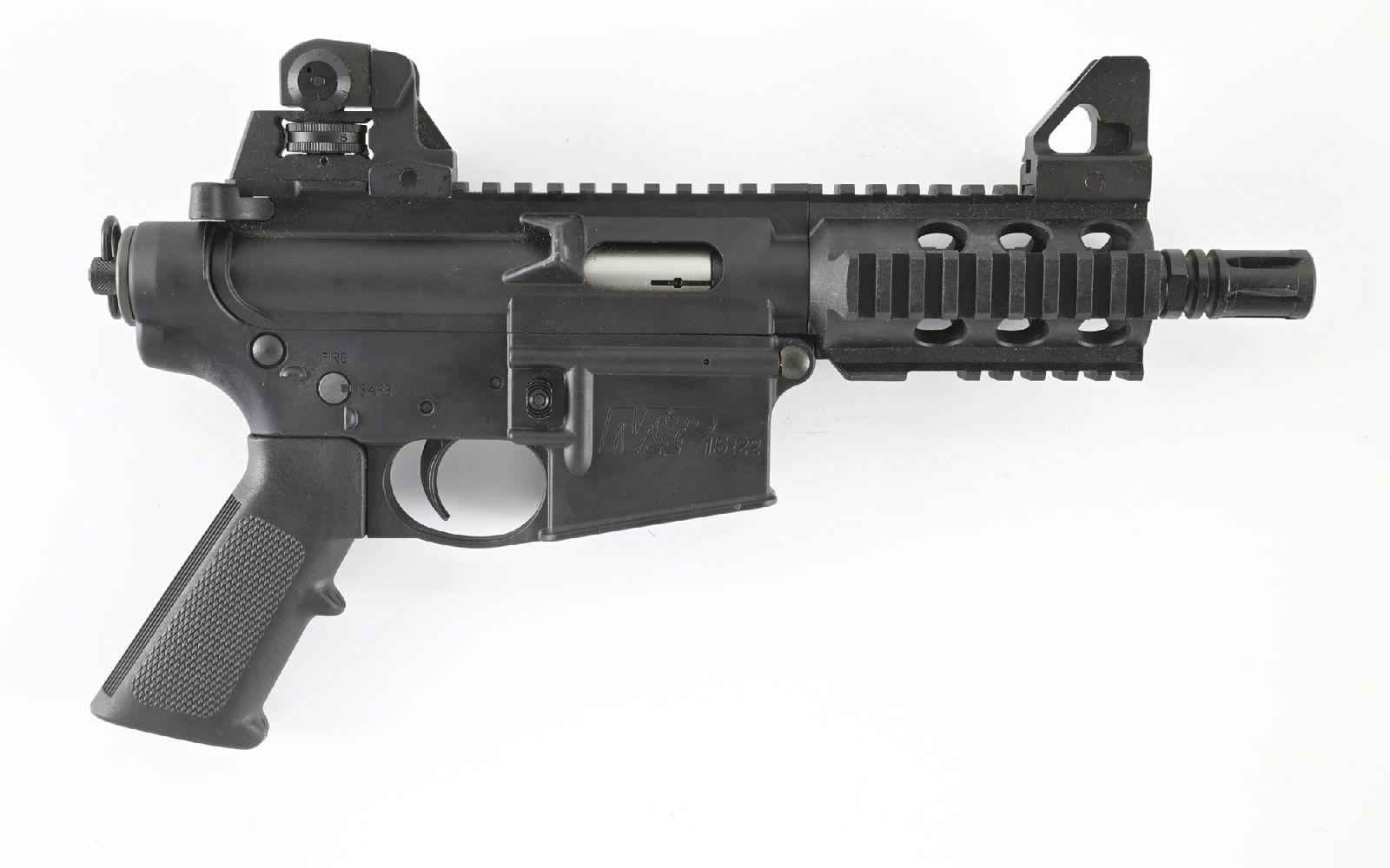 (M) SMITH & WESSON M&P 15-22P SEMI-AUTOMATIC AR PISTOL.: Blued barrel with polymer frame and receiver. Black polymer furniture with detachable open sights. No magazine. CONDITION: Excellent, Bright bore with good rifling. Barrel Length: 6" Caliber/Bore: .22