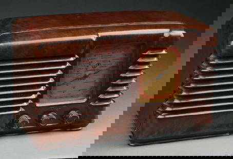 PILOT "LITTLE MAESTRO" BAKELITE RADIO: C. 1946. Pilot Electronics. CONDITION: International dial, brown Bakelite showing no repairs or breaks, with some light surface scratches. Factory knobs and back panel. Set is being sold as a "non-wor