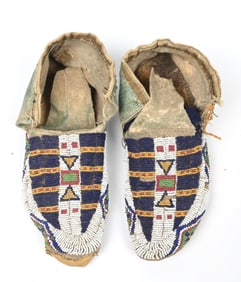 PLAINS GEOMETRIC PATTERN BEADED MOCCASINS