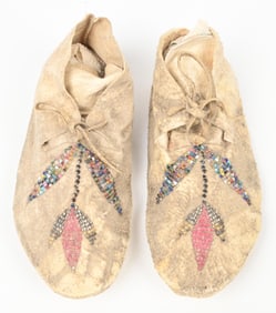 BEADED CHILDS MOCCASINS