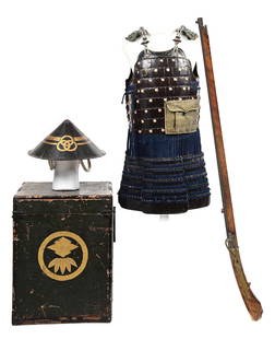 (A) ASHIGARU GUNNERS ARMOR WITH JAPANESE MATCHLOCK TANEGASHIMA.: Lot consists of a complete ashigaru gunner's armor set and rifle, including a pointed jingasa in a faceted form decorated in black lacquer with gold bands and a triple interlocking ring mon, hinged do