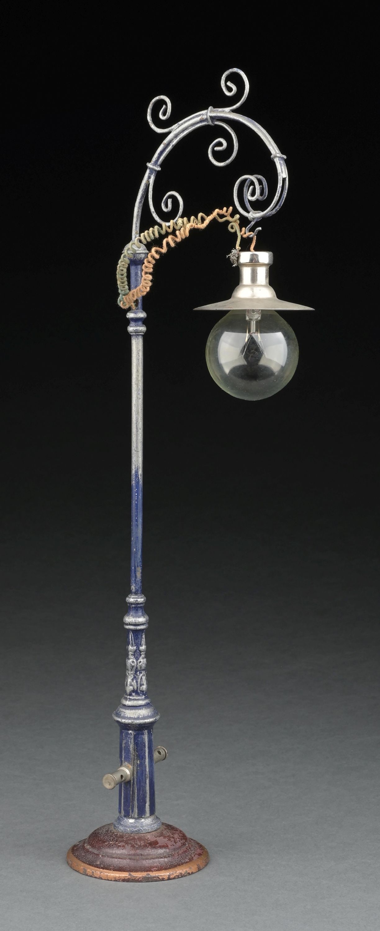 MARKLIN CAT. REF. 3450 HAND-PAINTED STREET LAMP: CONDITION: Excellent original condition. Dimensions: 3-1/2" x 3-1/2" x 18-1/2".